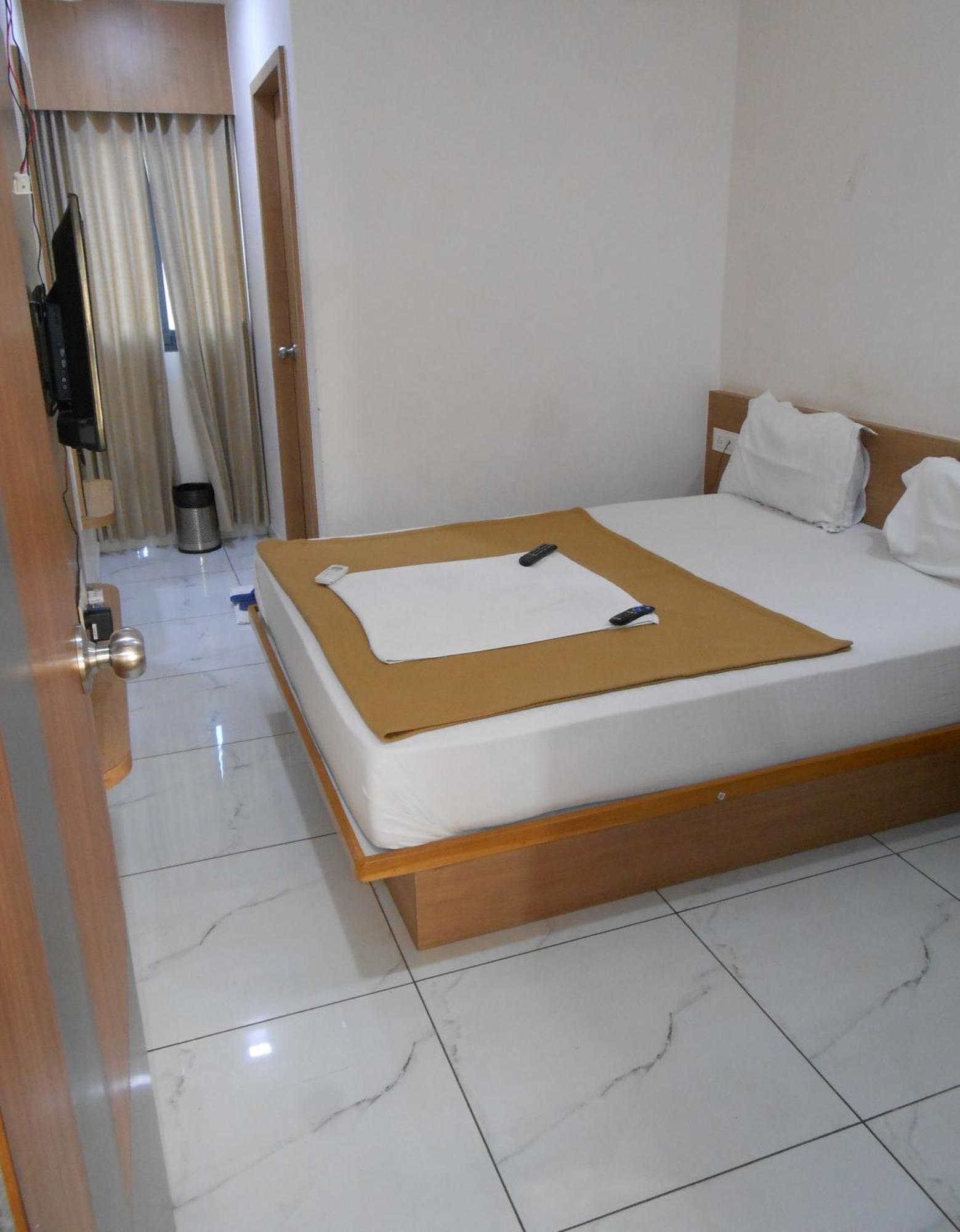 Hotel Crossview Palanpur Exterior foto